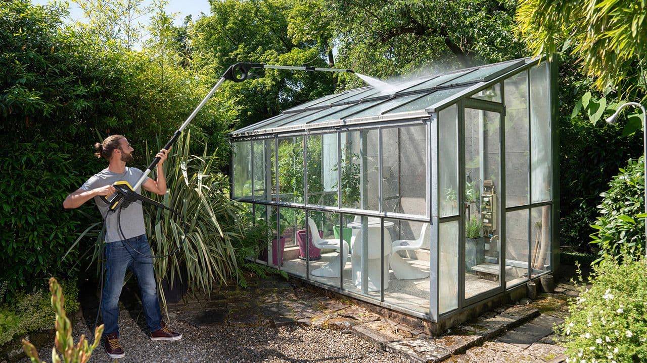 Med riktig tilbehør kan du bruke høytrykkspyler til å vaske vinduer ute.