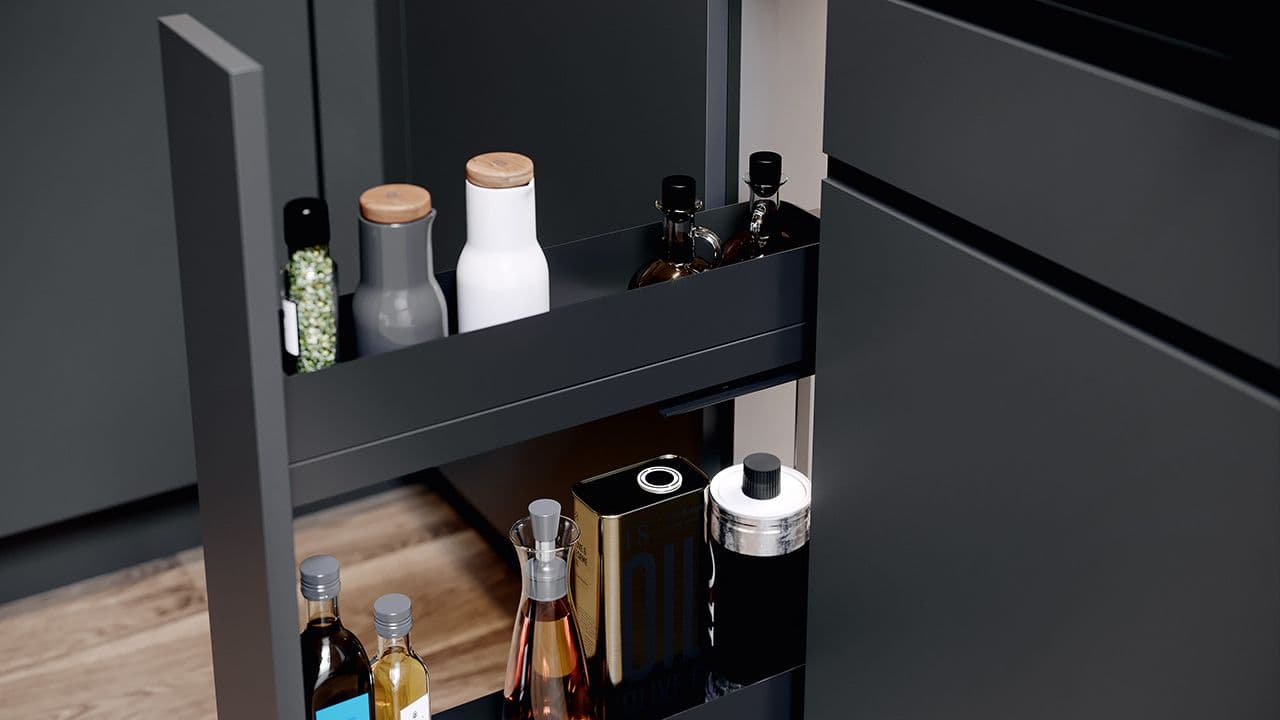 Smart oppbevaring til smale partier på liten kjøkkenøy.