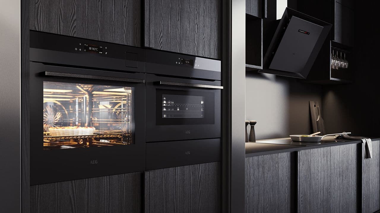 Kjøkken i svart treverk med høyskapsvegg med stekeovn med mikro.