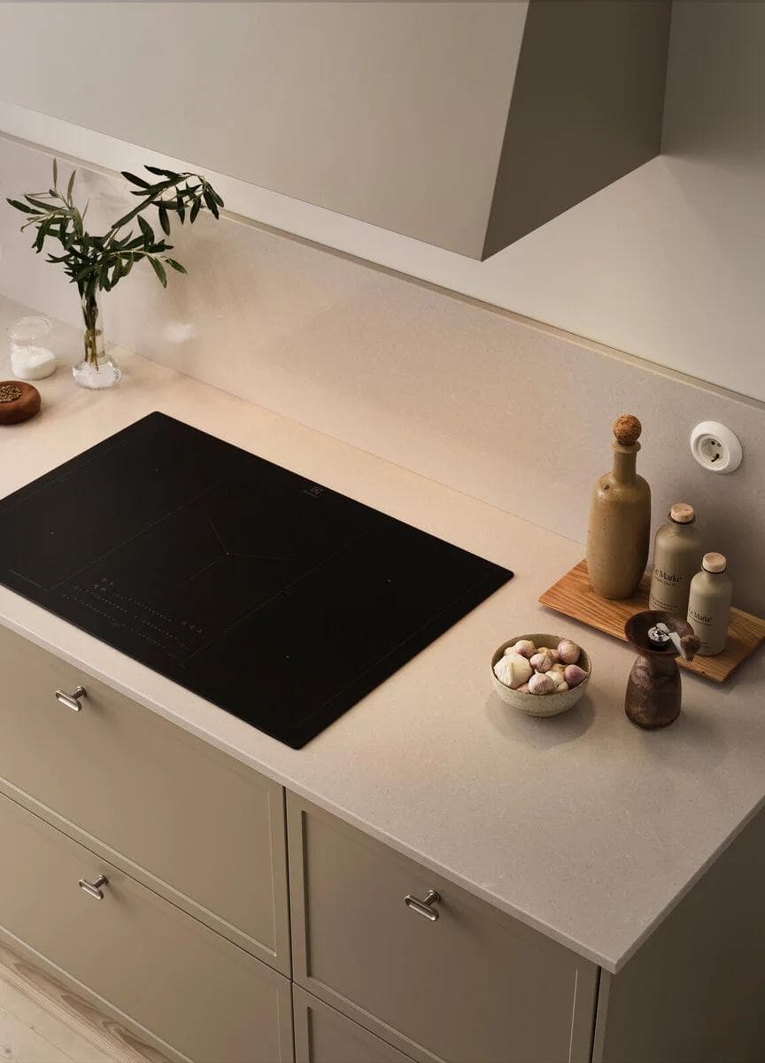 Kjøkkenøy med en av årets store trender, avrundede kanter, og benkeplate i stein..