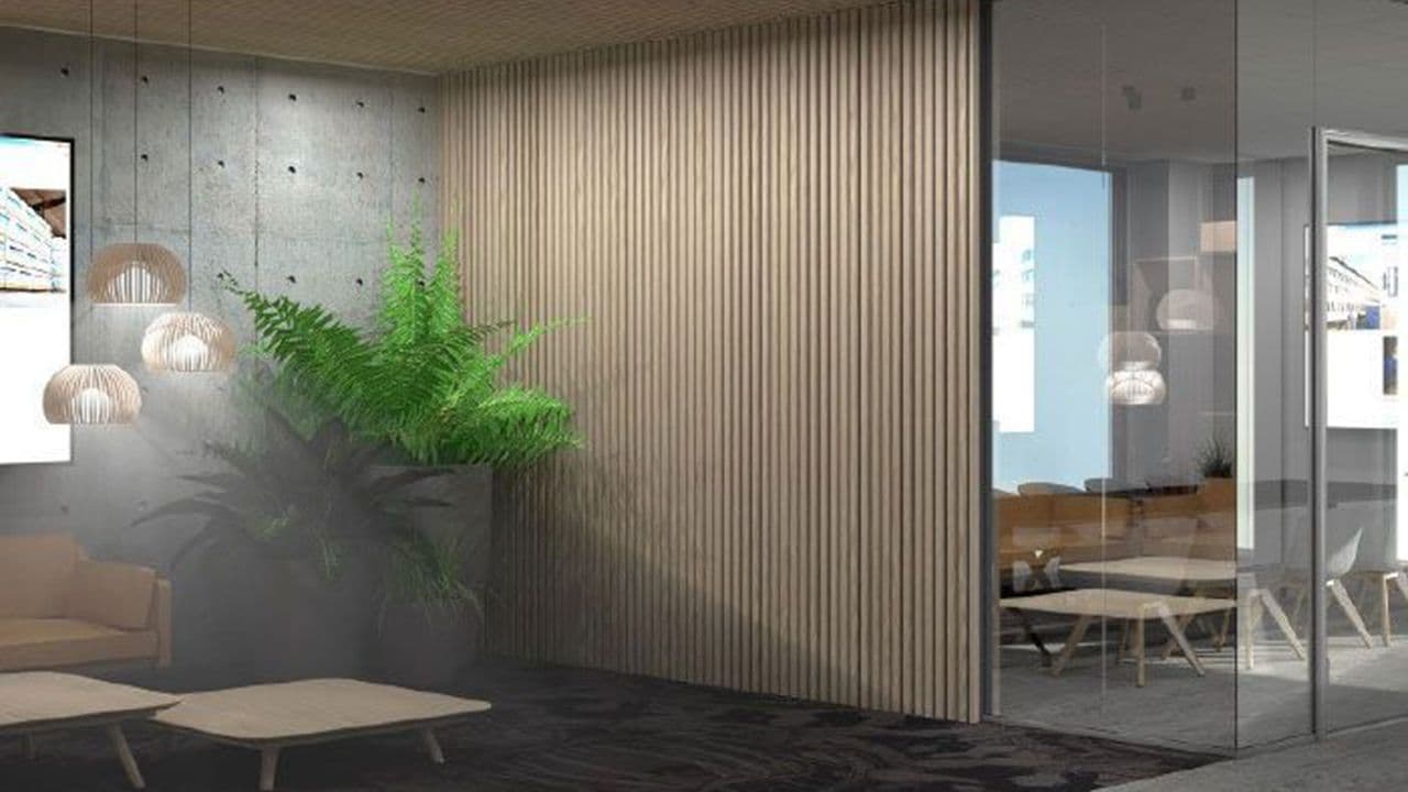 Kontorlandskap med spilevegg.