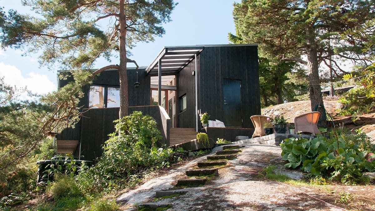 Hus i skogen med dobbelfals tett kledning.