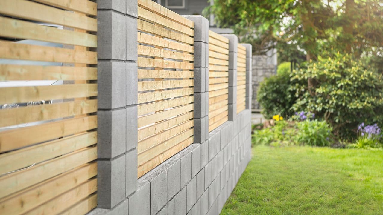 Multiblokk forskalingsmur kombinert med treverk til høy mur.