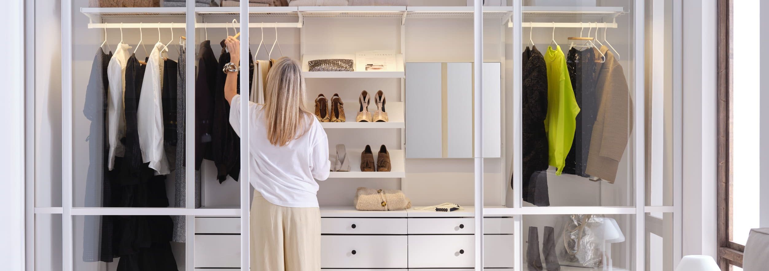 Bilde av dame som rydder i garderobeskap fra Elfa