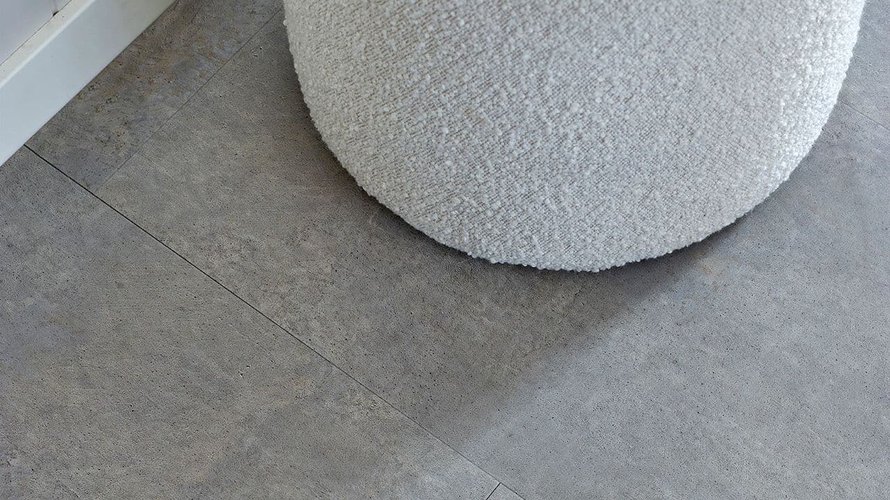 Gulv med steindekor i gang.