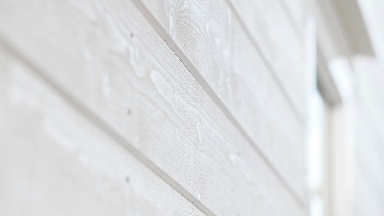 Heftig kledning fra Moelven på hytte malt med Jotun DRYGOLIN Ultimat i fargen 1001 Egghvit.