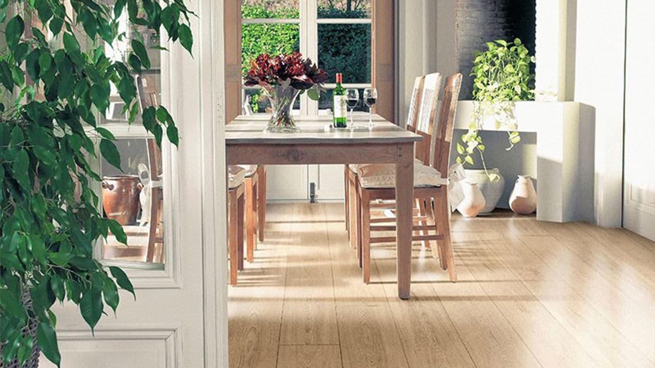 Spisestue med gulv i laminat.