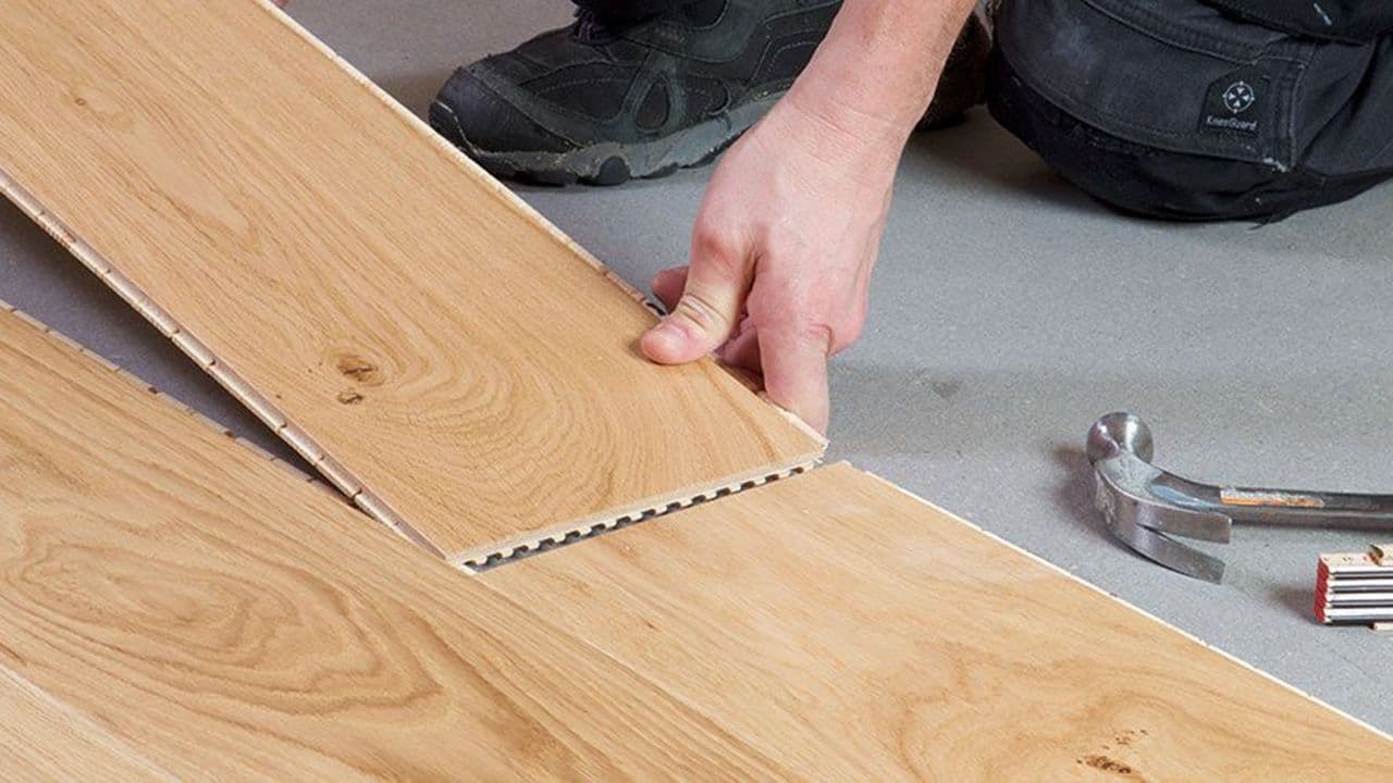 Snekker som viser hvordan legge gulv.
