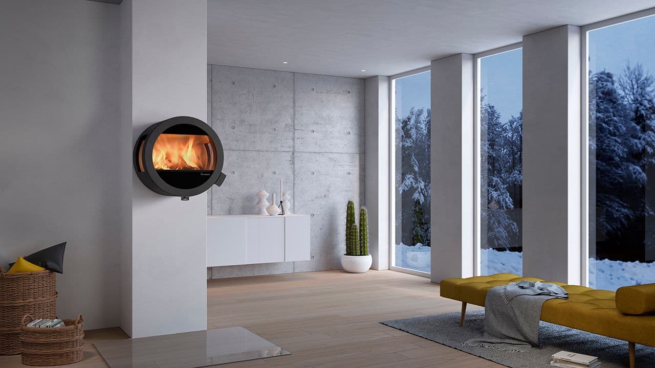 Rund peis høyt festet på vegg i stue.