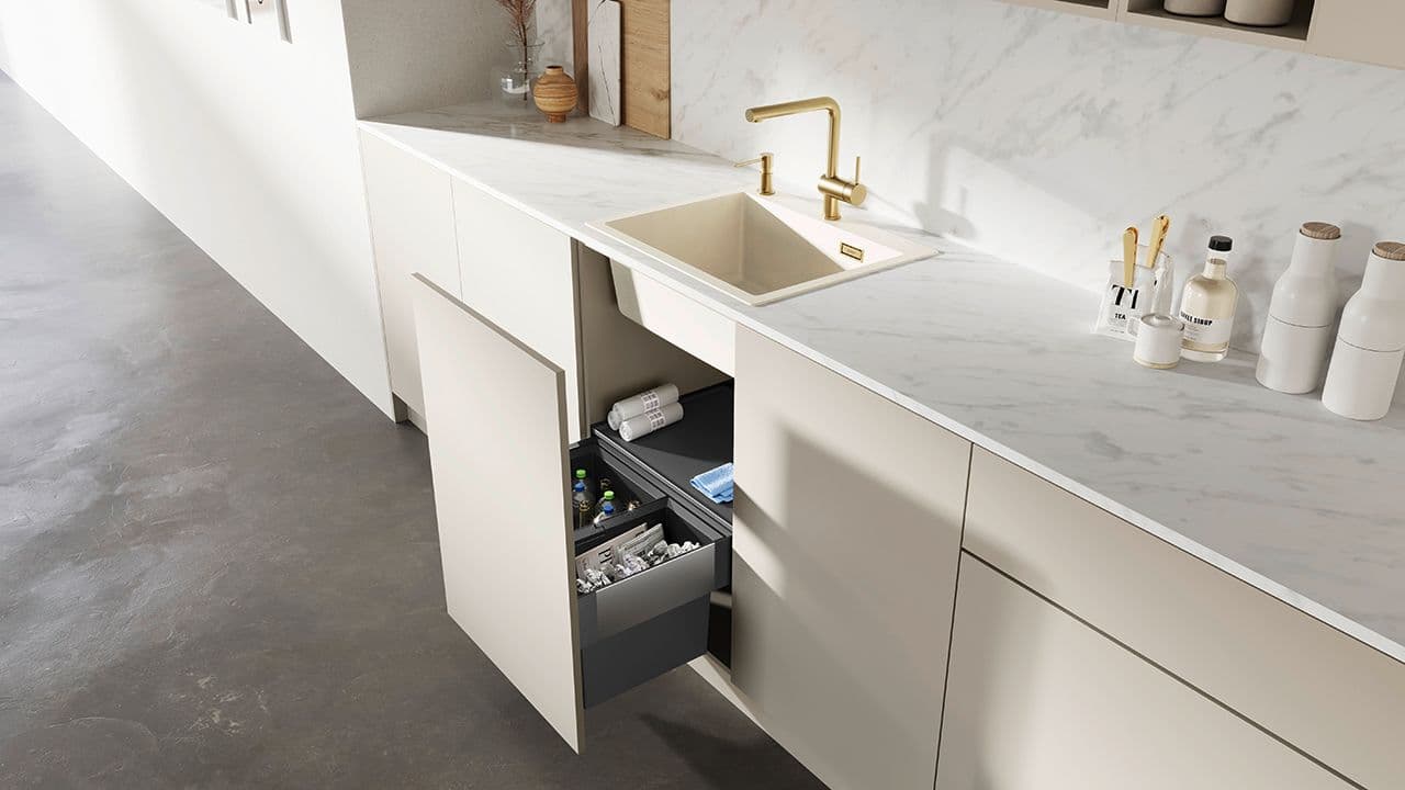 Lyst lite kjøkken med smart avfallssortering.