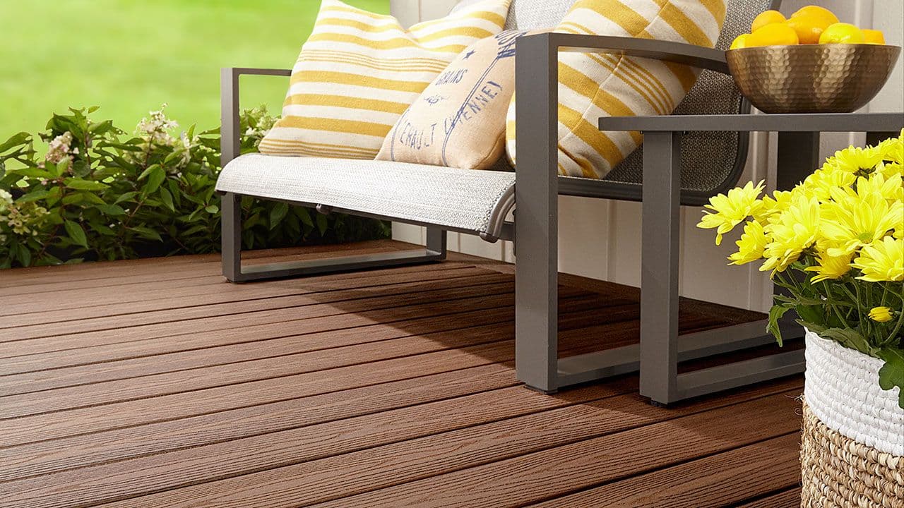 Nærbilde av terrasse med sittegruppe.