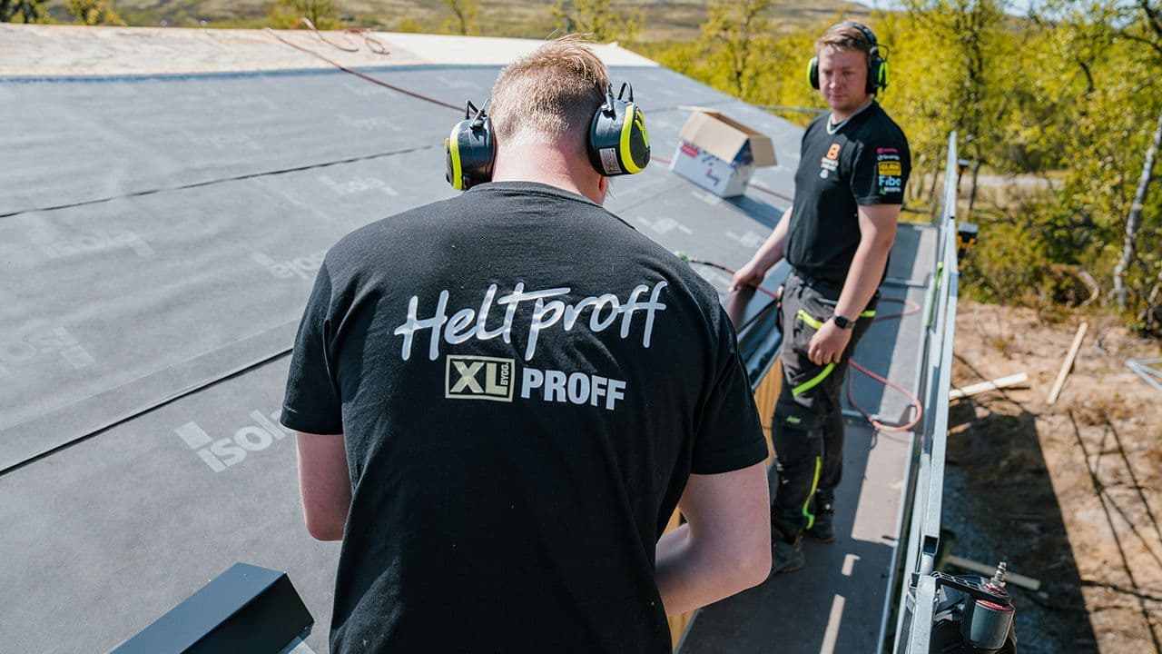 Håndverkere fra Bekkeseth Bygg i arbeid på et takprosjekt i Numedal.