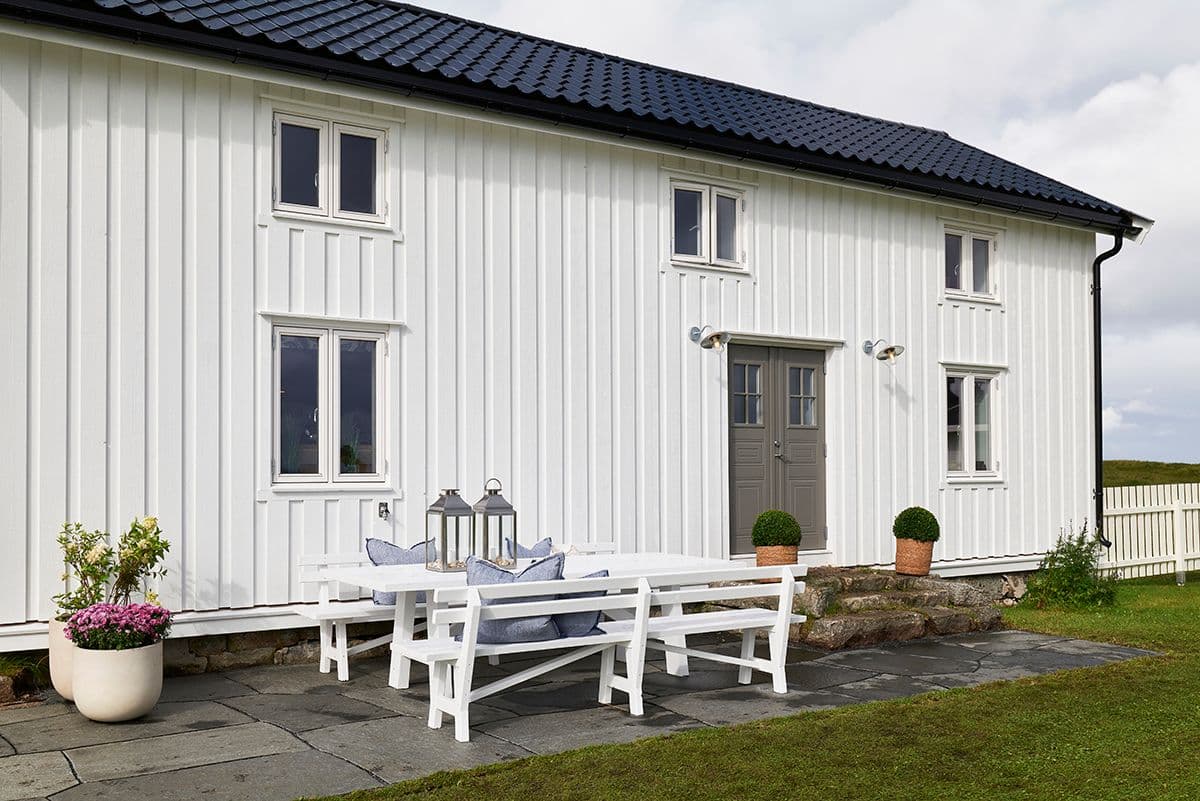 Hvitt sørlandshus med fabrikkmalt ULTIMALT kledning.