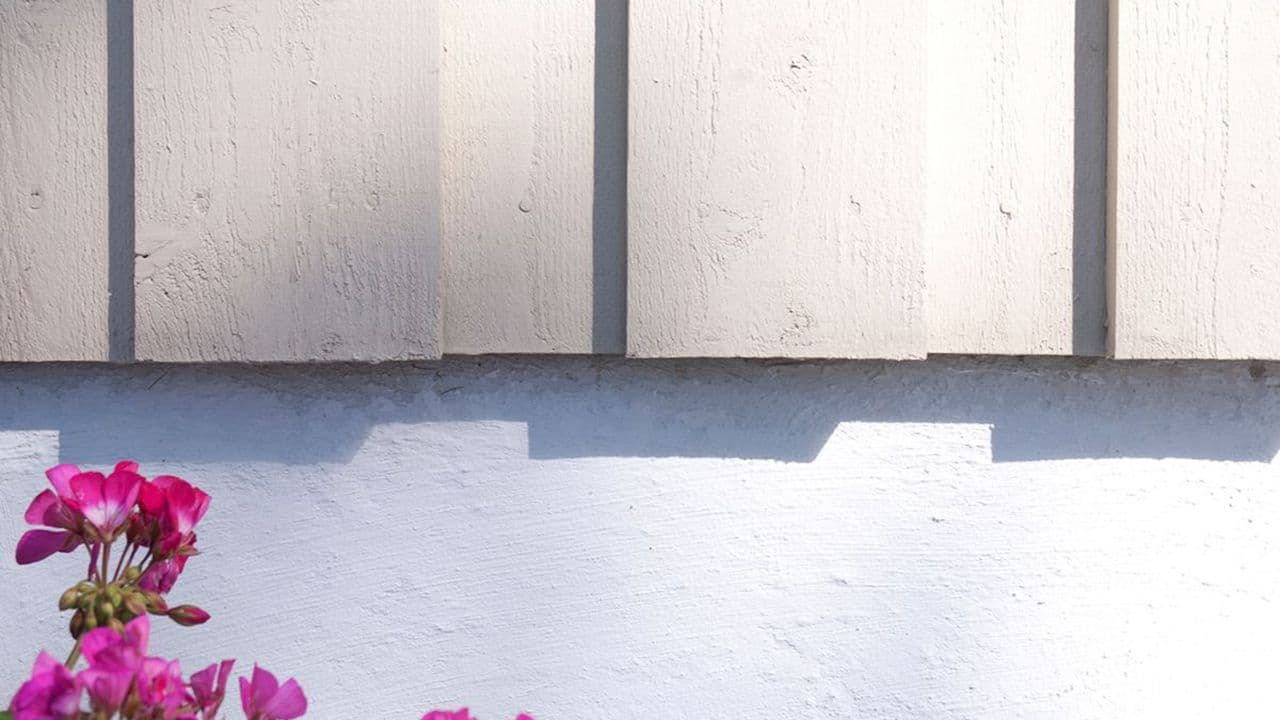 Fasade som er malt med maling i fargen 1016 Blek Sand fra Jotun.