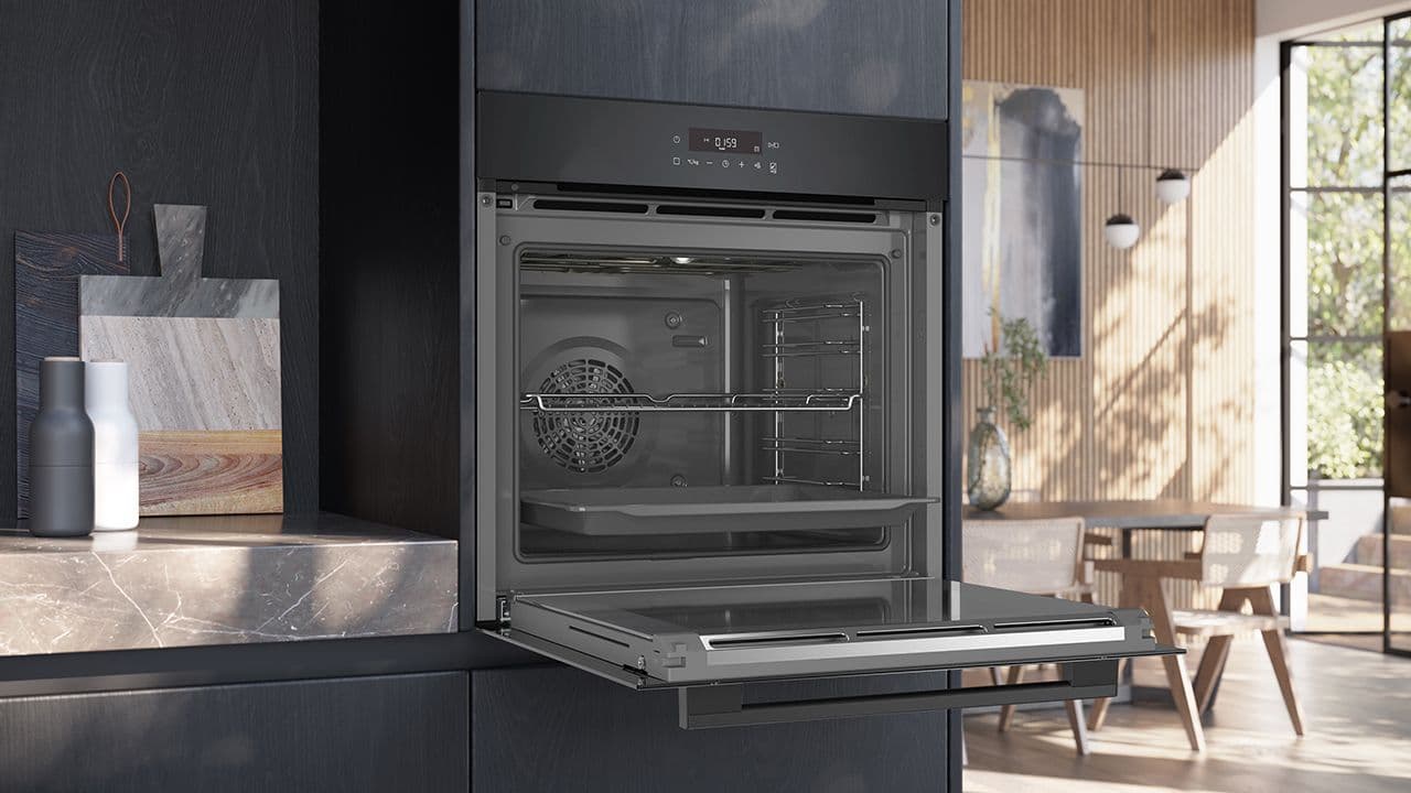 Hyttekjøkken med iQ300 innbyggingsovn fra Siemens.