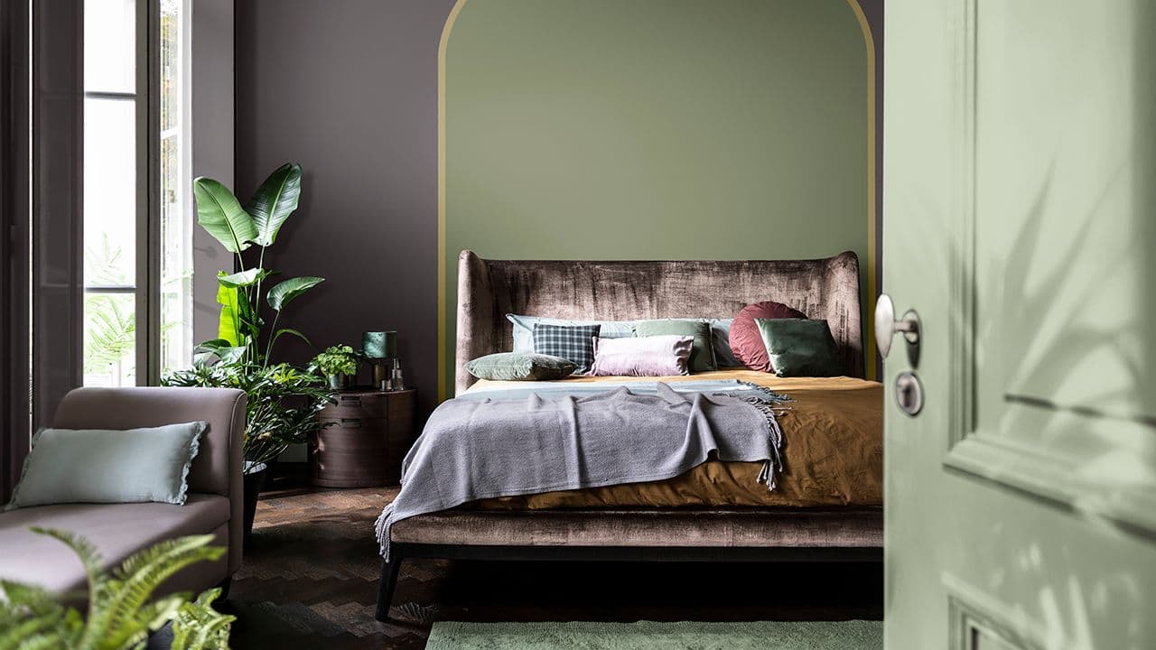 Soverom med hotellfølelse i grønt og dus, mørk lilla.