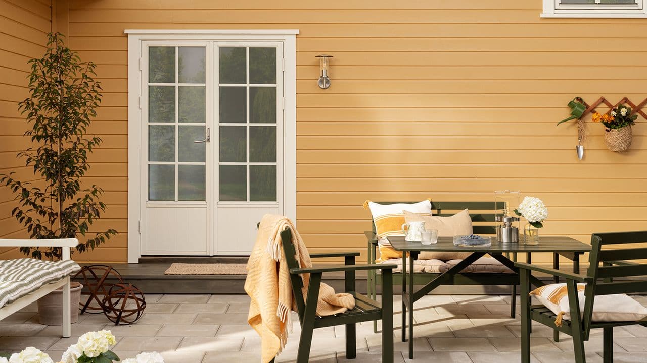 Hus malt med hybridmaling Jotun Drygolin Nordic Extreme 1124 Skagengul, dør: Drygolin Nordic Extreme Vindu og dør 1624 Letthet og møbler 0745 Grønn Umbra.