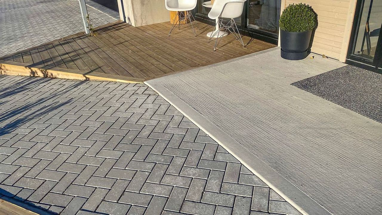 Innkjørsel med belegningsstein i fiskebeinsmønster.