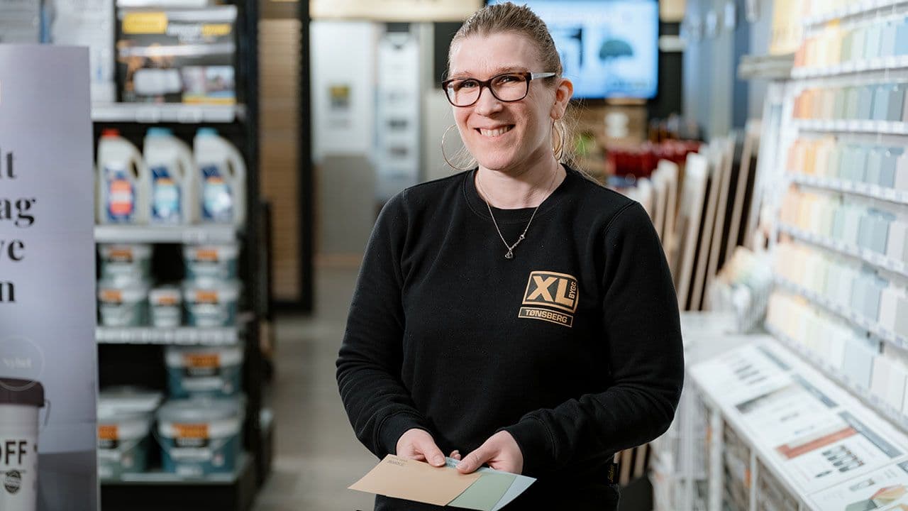 Anette Løn ved XL-BYGG Tønsberg viser frem prøver på maling.