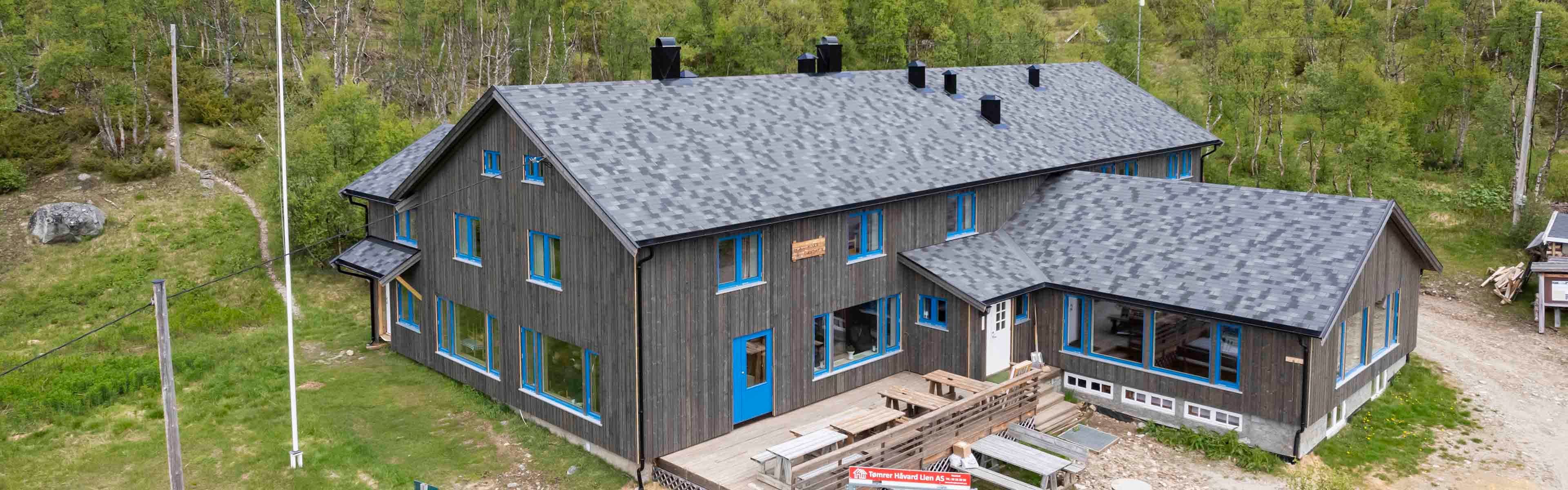 Mogen Turisthytte med ny kledning fra Bergene Holm.