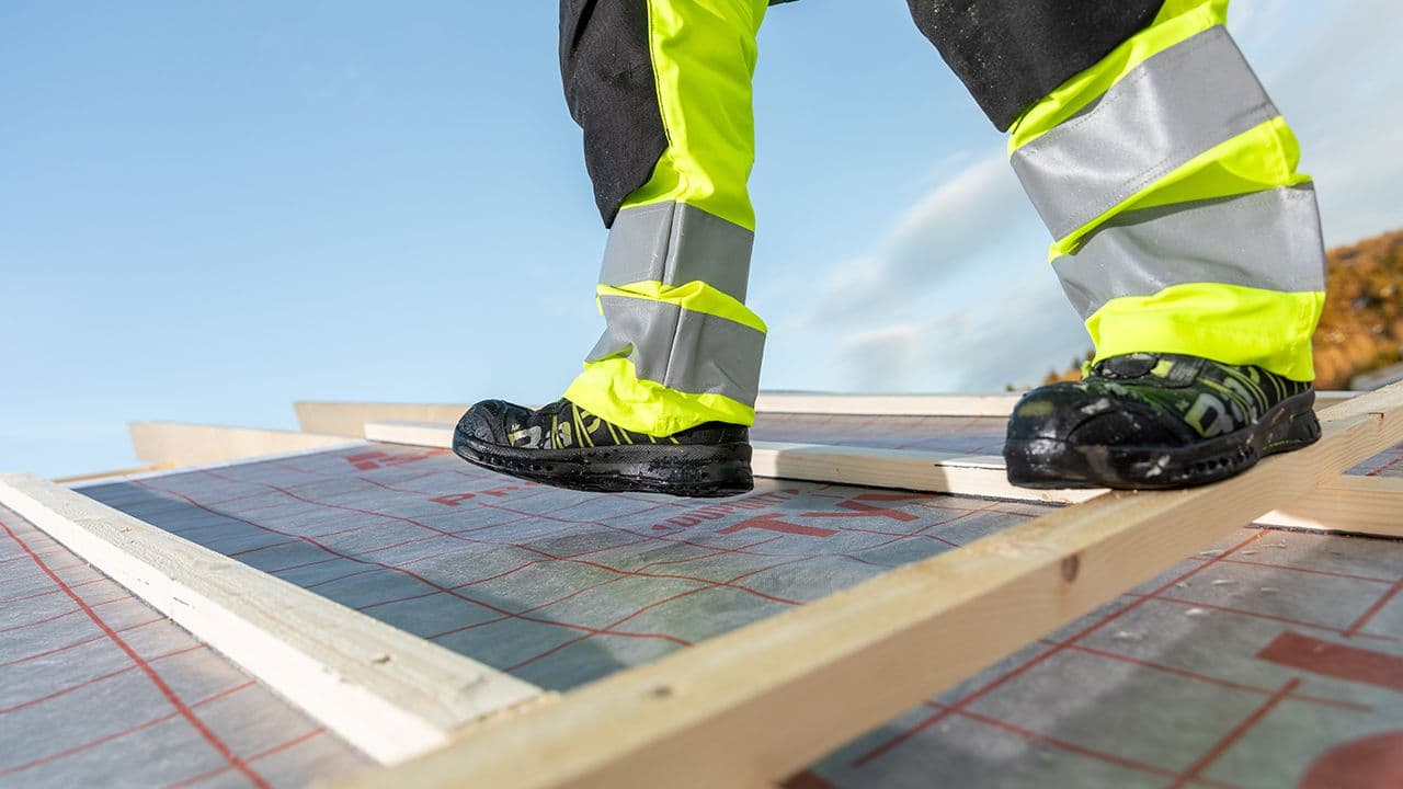 Føtter som tråkker på tak.