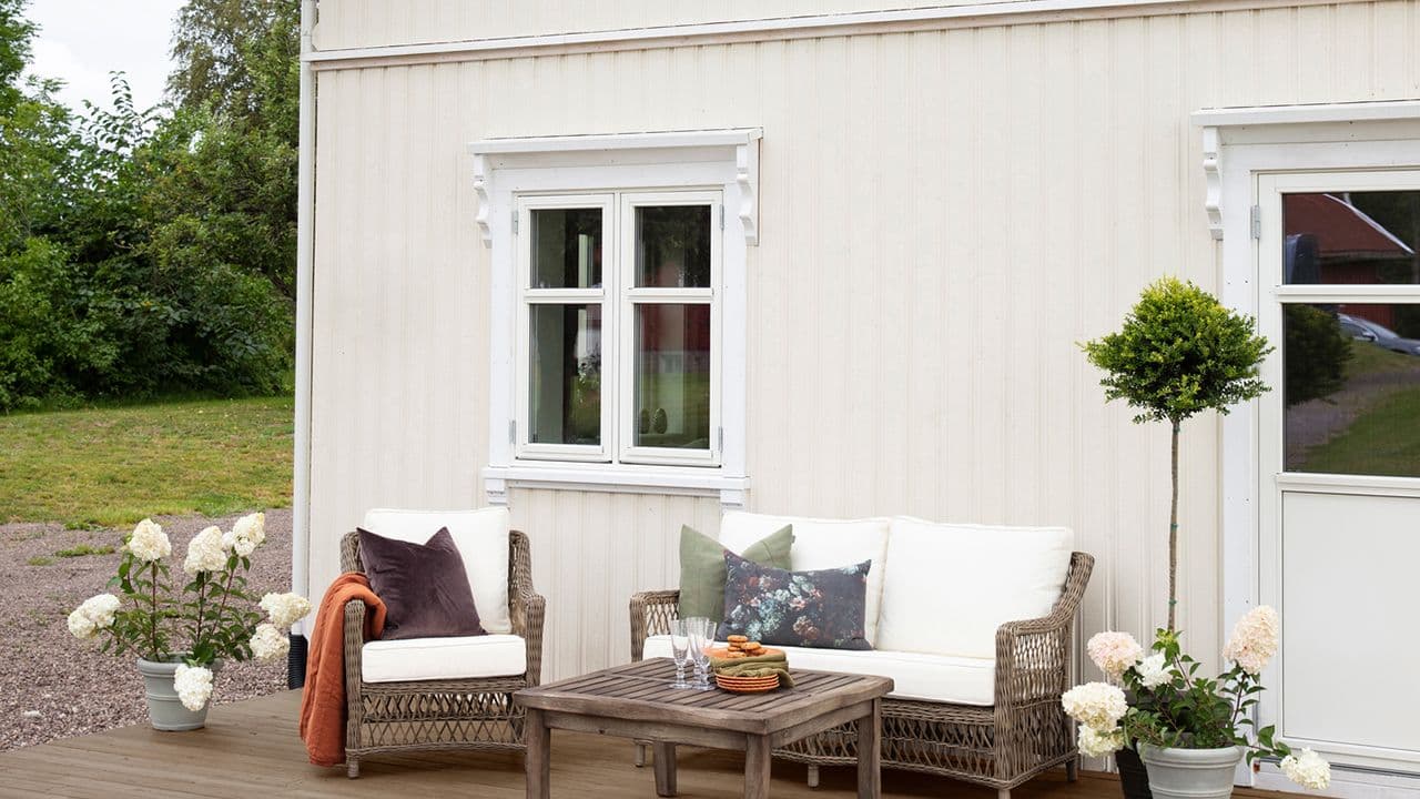 Hus malt med oljemaling fra Jotun i fargen 1037 Sandsten.