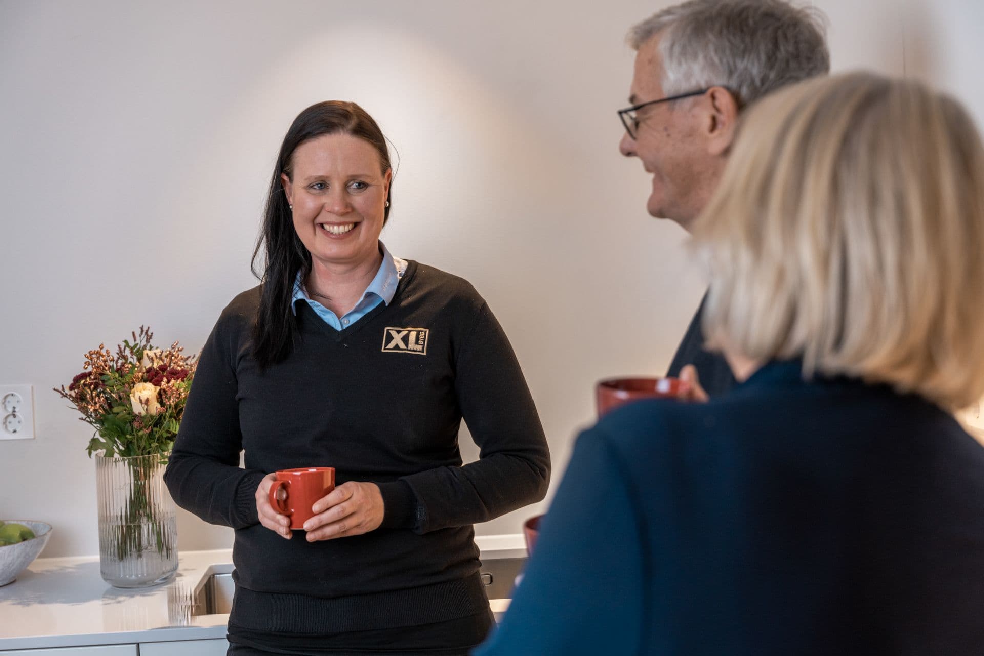 XL-BYGG ansatt som prater med kunder