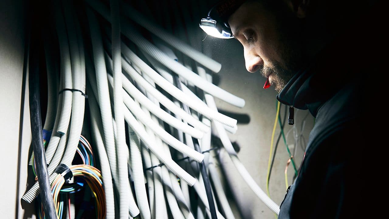 Person Mareld Gleam 600 RE hodelykt på byggeplass.