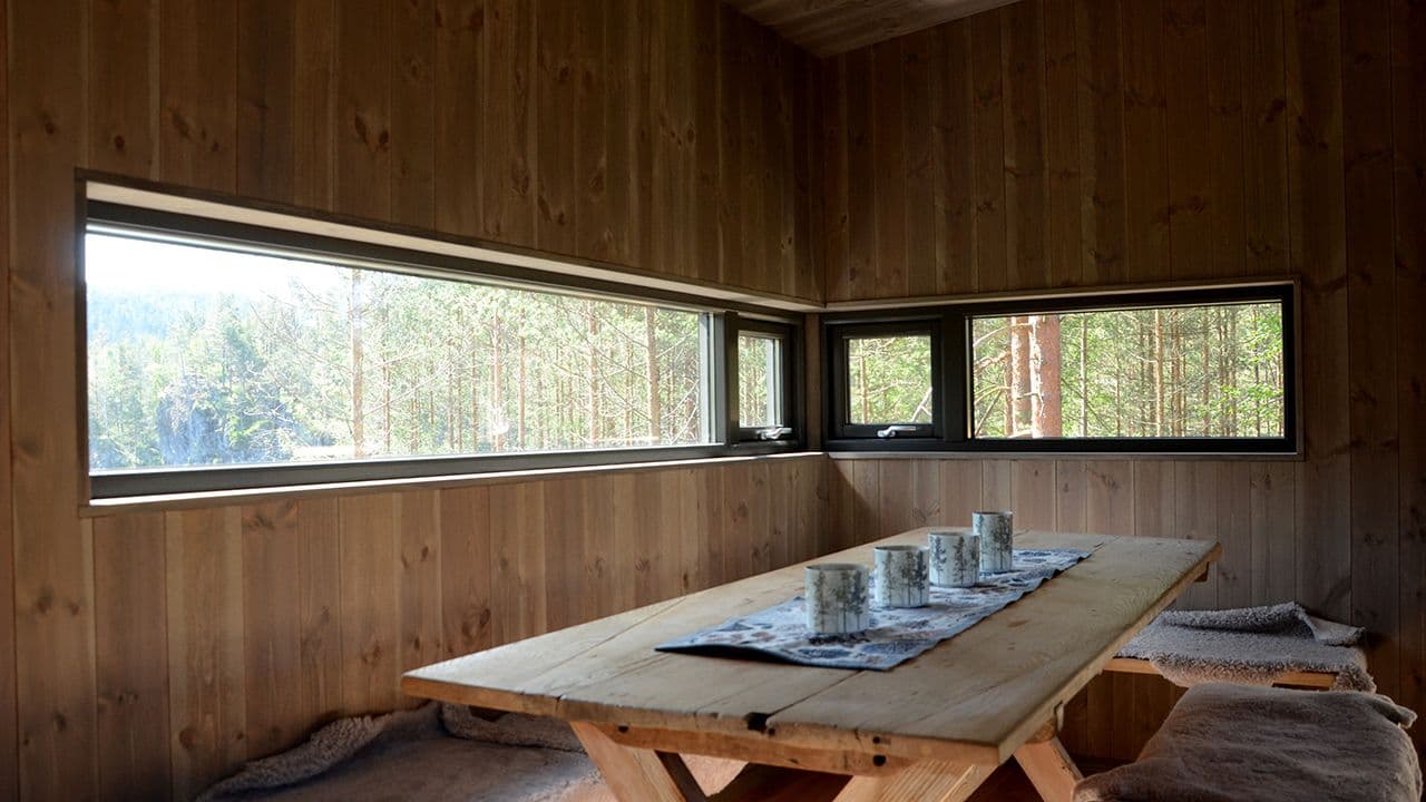 Alukledde vinduer med sort farge på innsiden av vinduet.