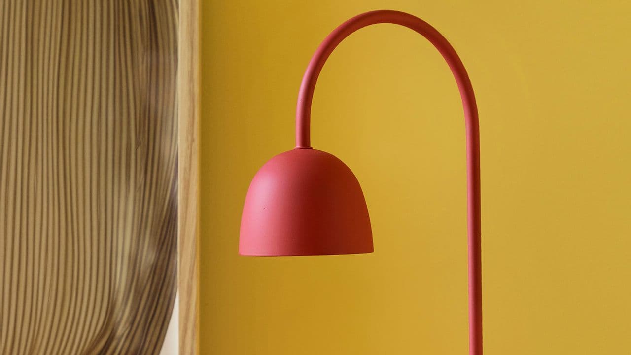 Lampe malt med Quick Bengalack 6050 Varm Korallrød.