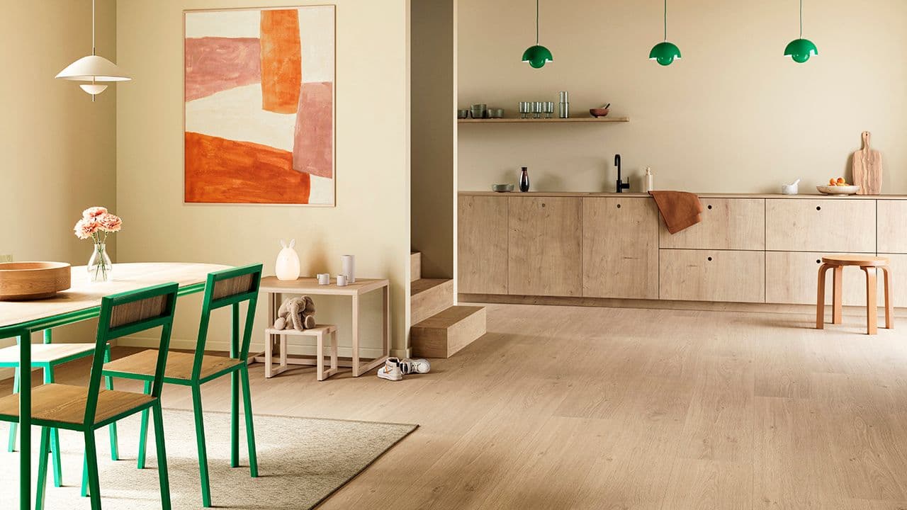 Gulv i lys eik i nordisk interiør.
