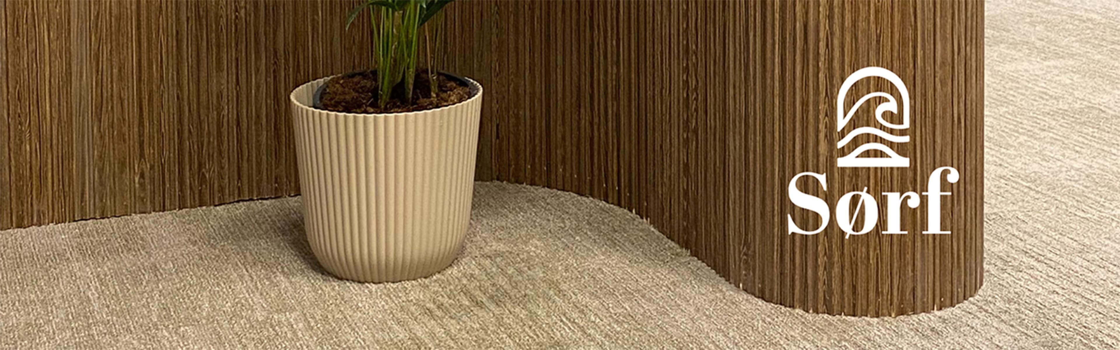 Buet vegg med brune spiler.