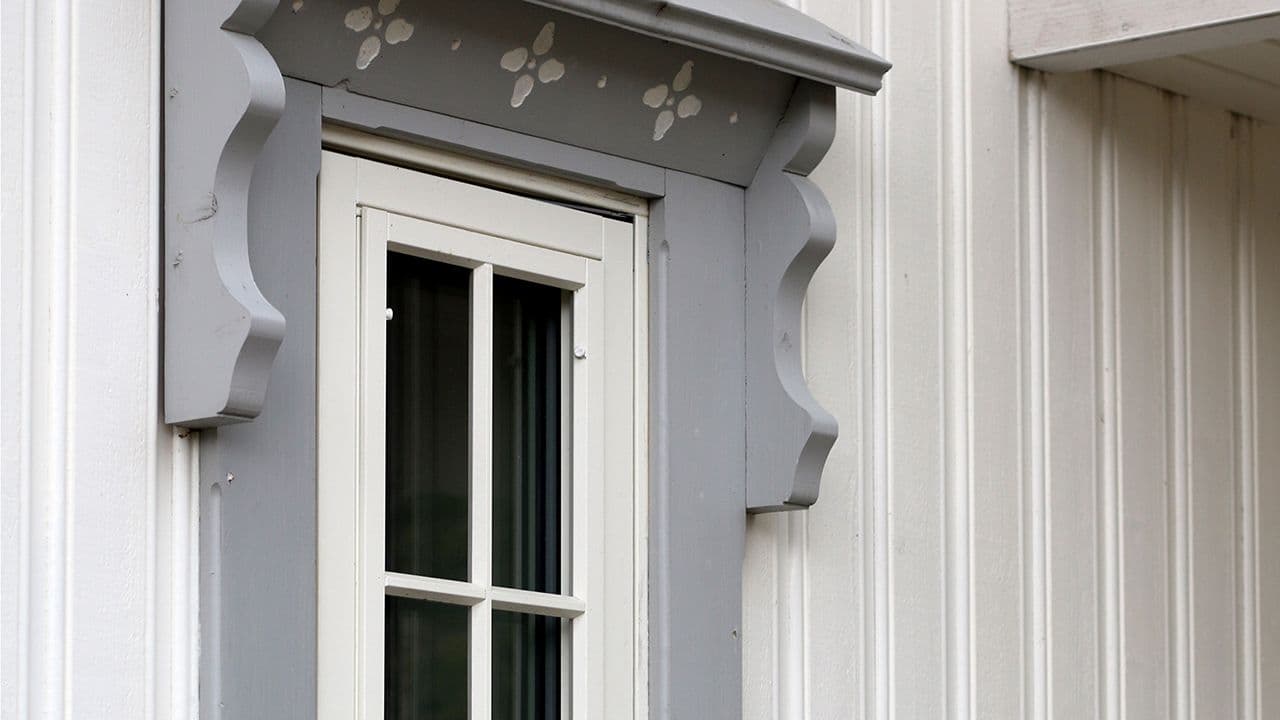 Trevindu med profilerte utskjæringer på utsiden.